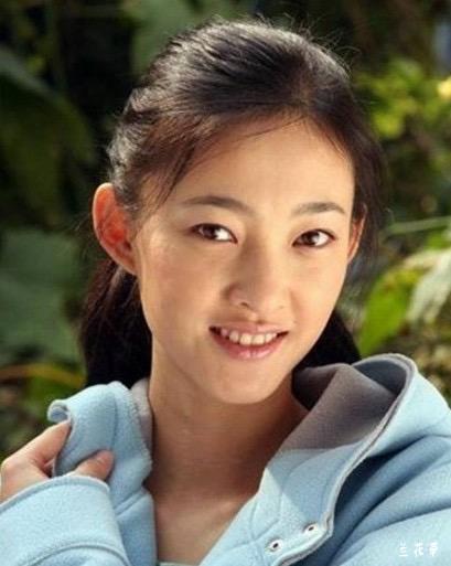 王丽坤的少女时代。好像跟现在的她有点不一样，毕竟那时候的她不着铅华，原始能动