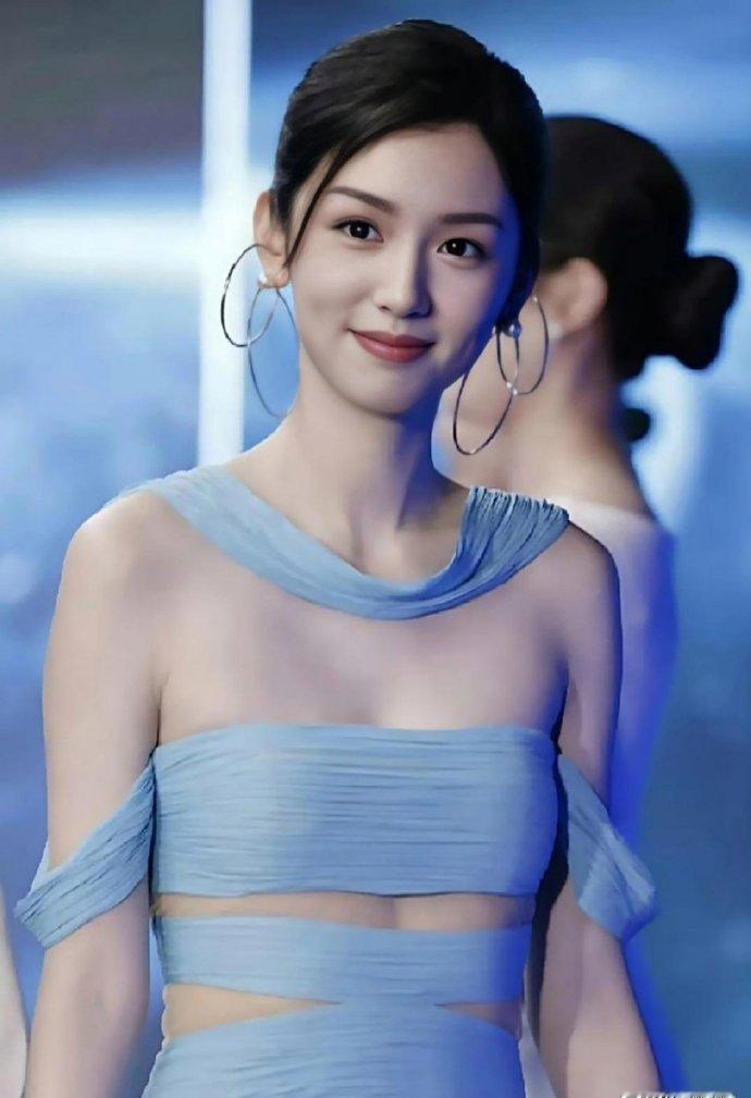 设计这件衣服的也是个鬼才，还好是明星穿，如果是普通人穿，不一定被喷成什么样子​