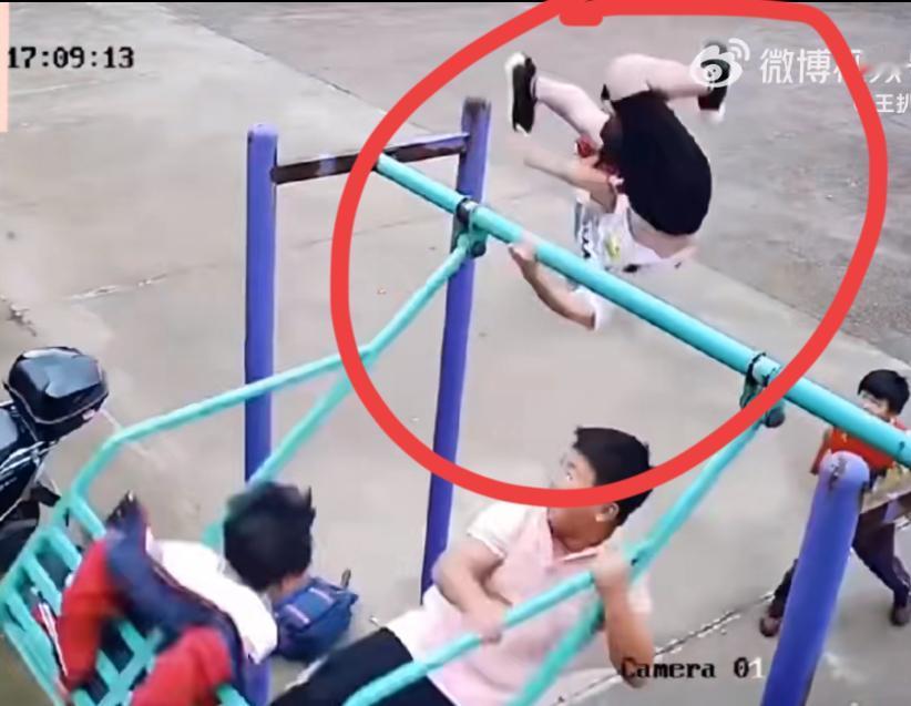 三个熊孩子分别以奇怪的姿势荡秋千，啪，其中一个孩子没抓稳狠狠摔地上，十有八九骨折