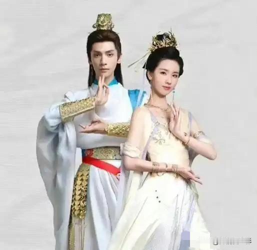陈都灵新剧《翘楚》开播，圈内大半合作艺人纷纷发文帮忙宣传助阵，场面热闹十足。可让