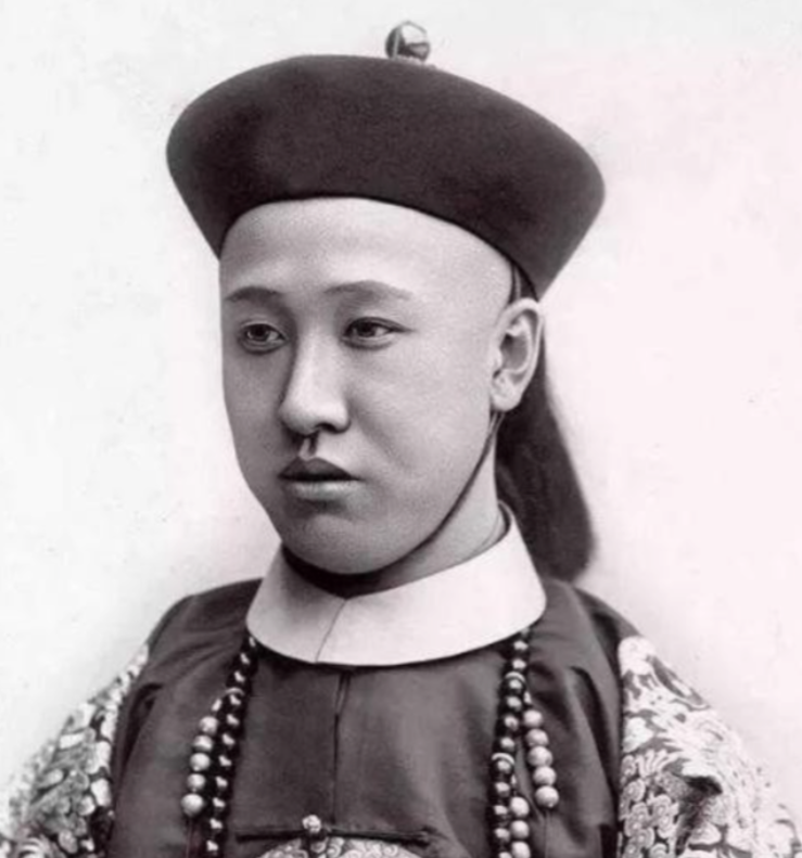 1950年，67岁的清朝摄政王载沣，以90万斤小米的价格，卖掉了醇亲王府。四儿子