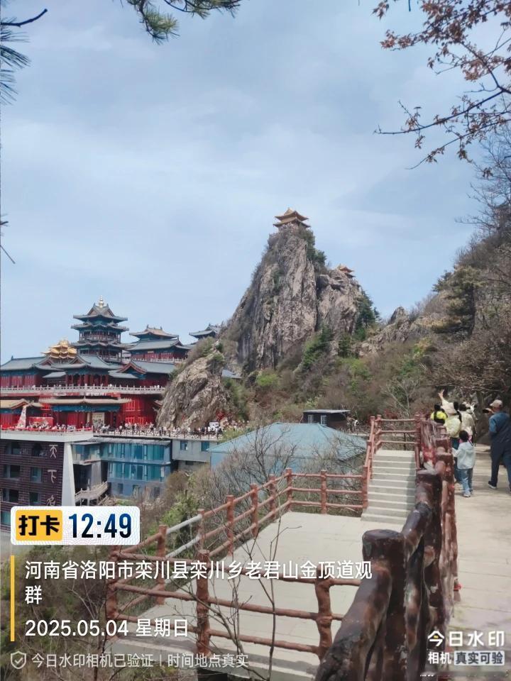 老君山15元泡面：不是坐地起价，是挑山工的生存底气“山下5元、山上15元，