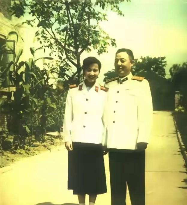 这是1960年，苏振华上将与舞蹈演员陆迪伦结婚时的合影照。当时苏振华上将48岁