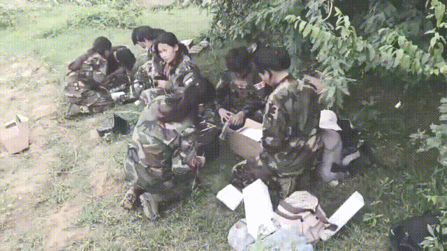 功亏一篑！缅甸叛军女兵发射FPV自杀式穿越机，差点干掉了缅甸空军雅克-130教练