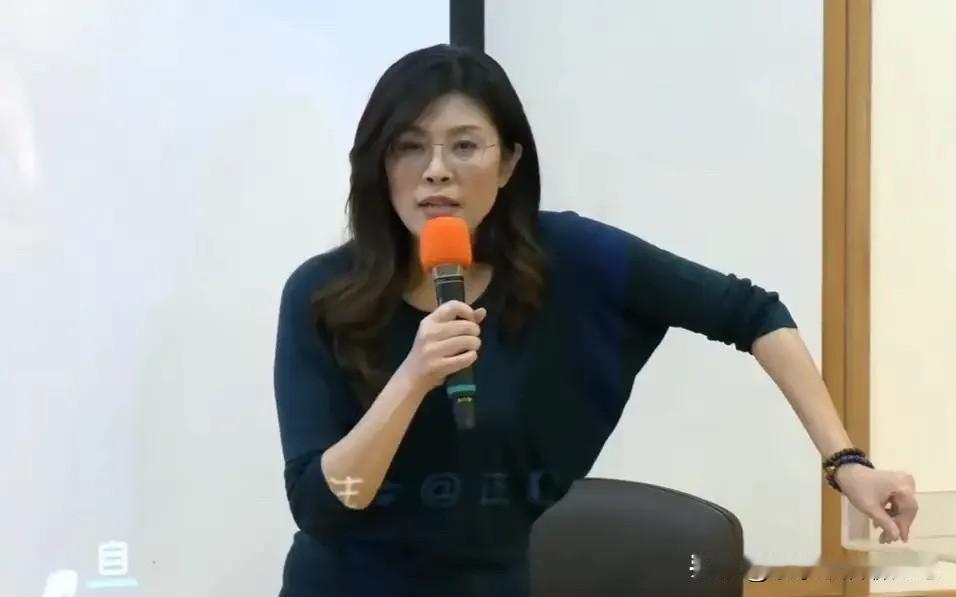 郑丽文在东吴大学被绿营学者追问时放话：“今天台湾和中国不需要对立……”好家