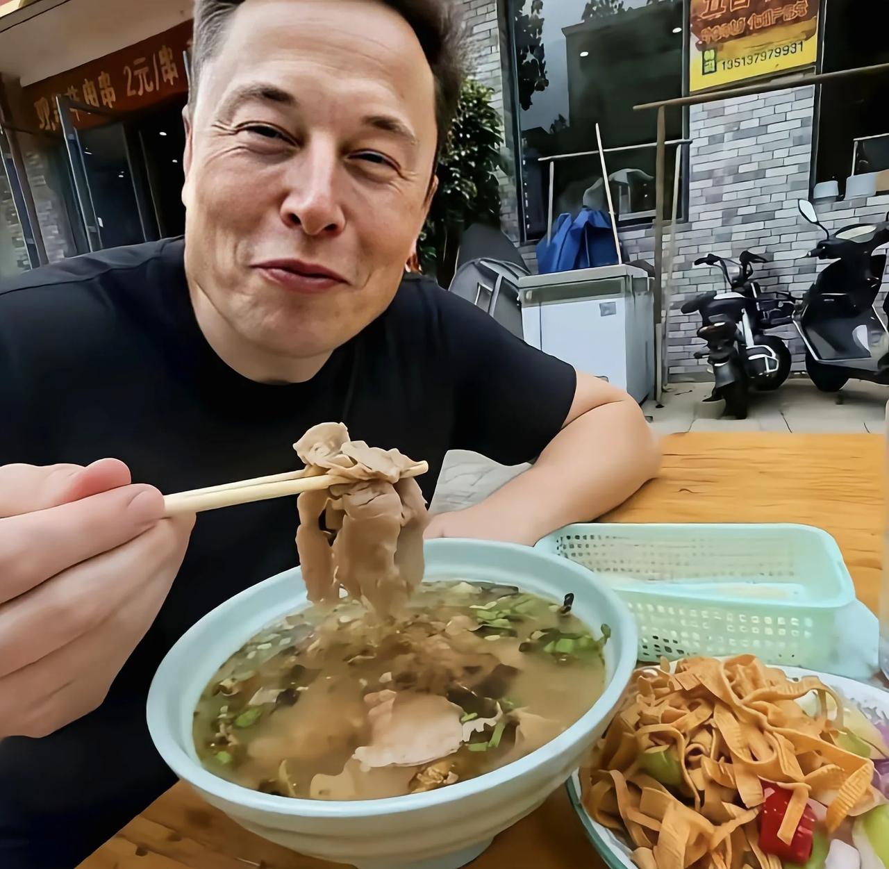 中华美食博大精深，想不到身价万亿的马斯克蹲在中国街边馋牛肉面身价万亿的马斯克，