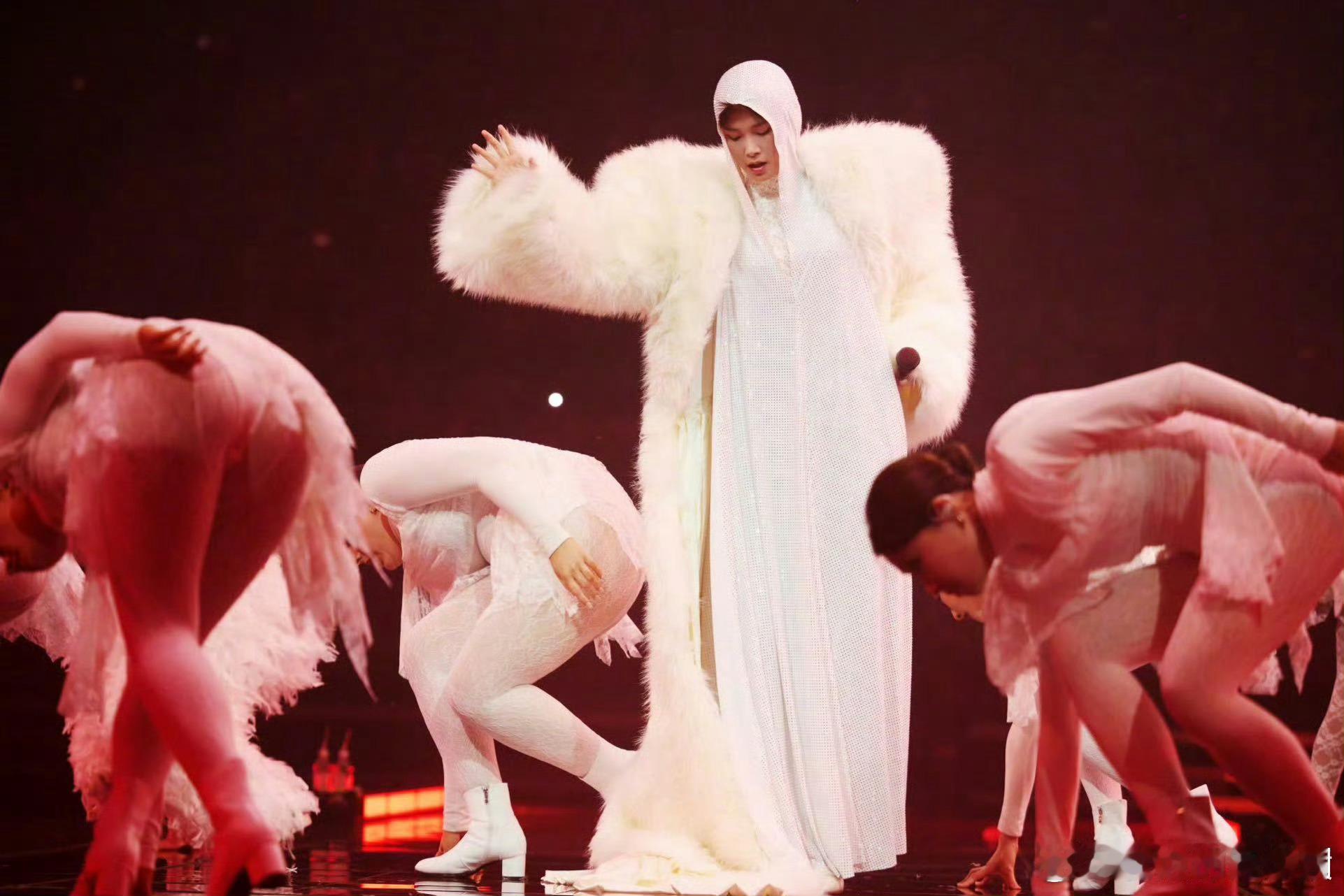 李宇春属性AI分明谁懂李宇春的AI反差！重庆演唱会舞台上帅到封神，私下i人属性拉