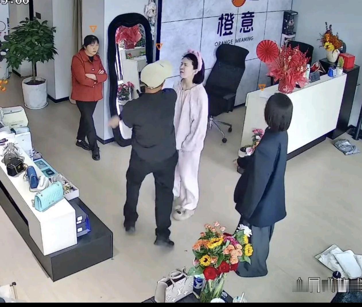 一河南女子被父亲逼着贷款30万，要求她还清这么多年的养育之恩，甚至在店里对她大打