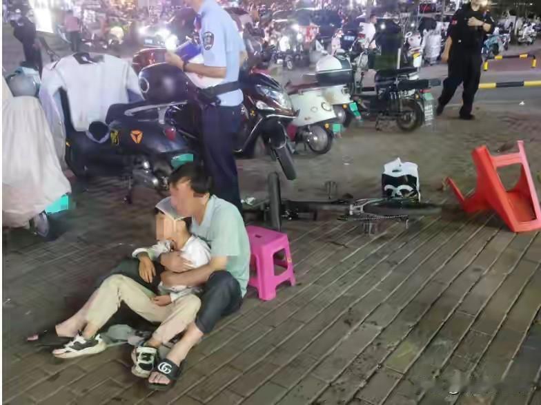 昆明这事儿真闹心。2025年7月6日晚，39岁醉汉徐某在牛肉火锅店门口，抡板凳砸