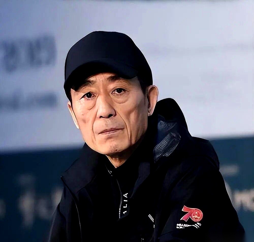 76岁的张艺谋带着多病的身躯还在到处奔波，75岁的张纪中依然坐在直播间里拼命卖货养家。接住这份衰退和