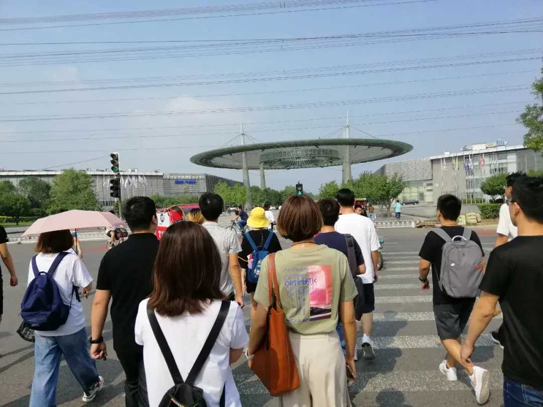 征信本来是防老赖的，现在却成了收割穷人的刀！富人欠几个亿能“操作延期”，普通人忘还个信用卡就被全网追