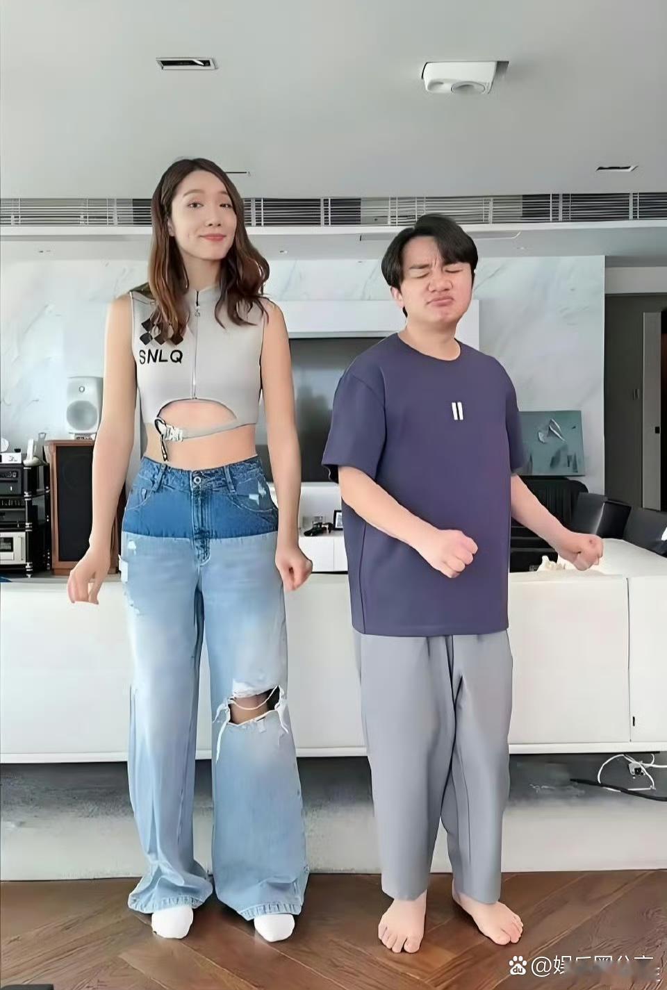 王祖蓝的裤子穿在他老婆身上秒变六分裤，夫妻俩换着穿，太搞笑了。