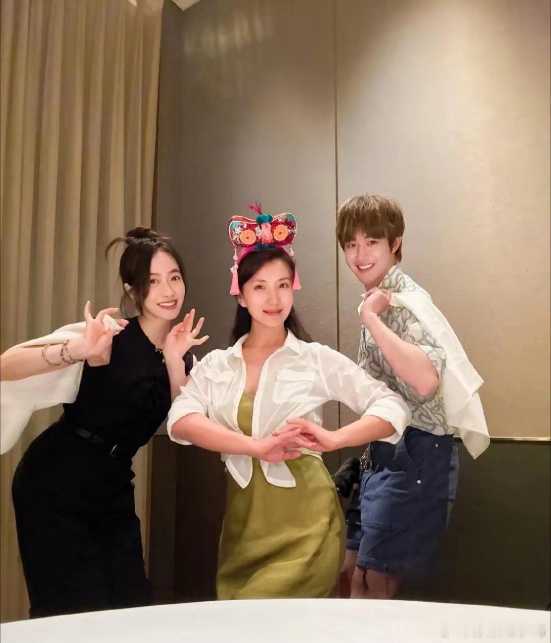 宋茜陈好又聚会了，田嘉瑞也去了，两位美女又展示花式抱抱​​​