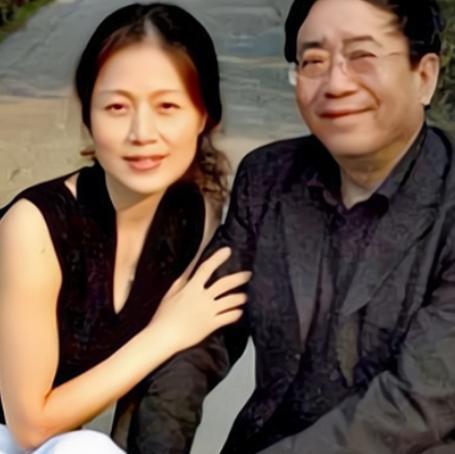 1992年，余秋雨再婚娶了比自己小16岁的黄梅戏演员马兰。洞房之夜，余秋雨提出了