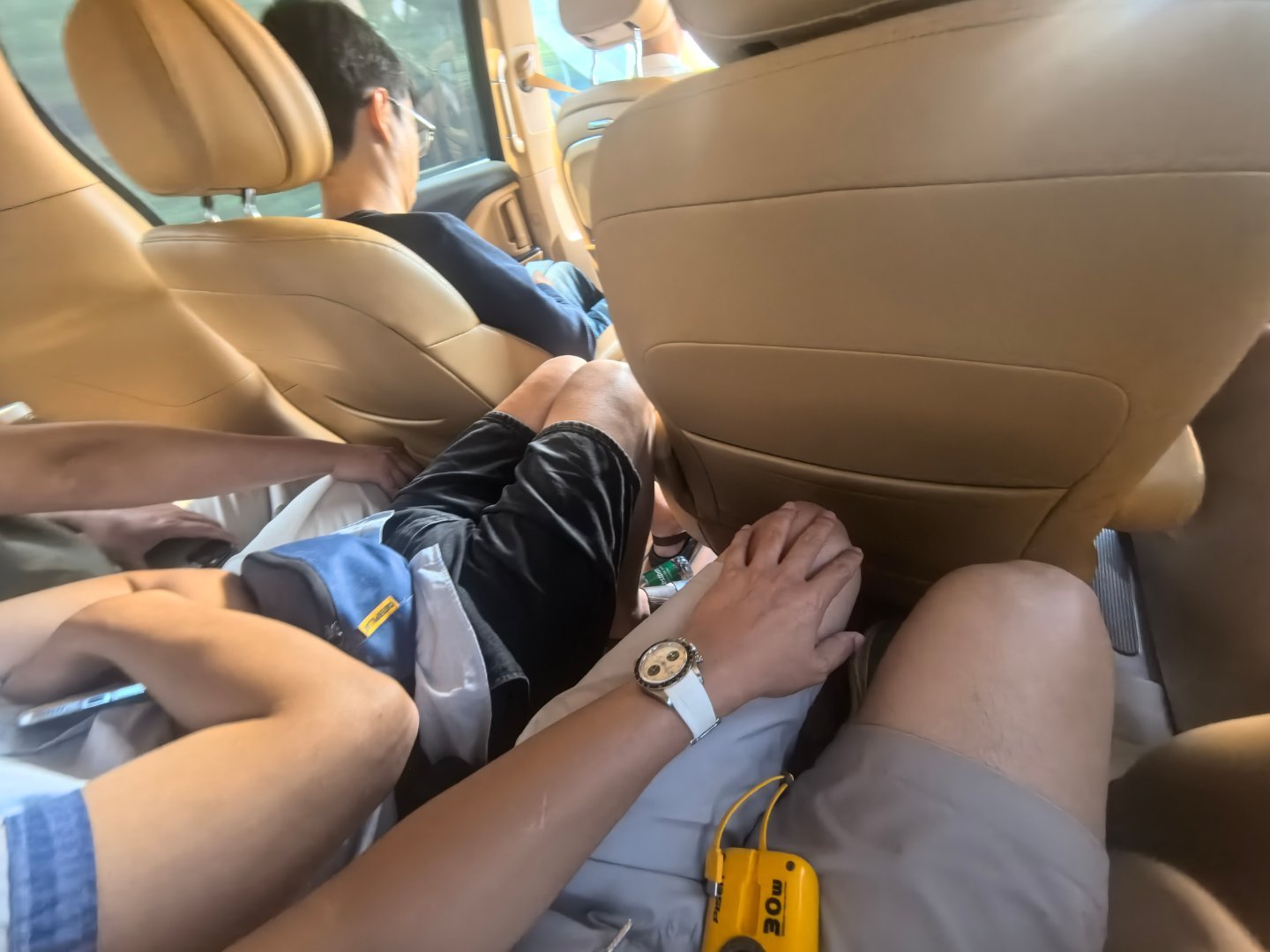 三个男坐岚图梦想家第三排真的不行挤到睡不着[捂脸哭][捂脸哭][捂脸哭]​​​