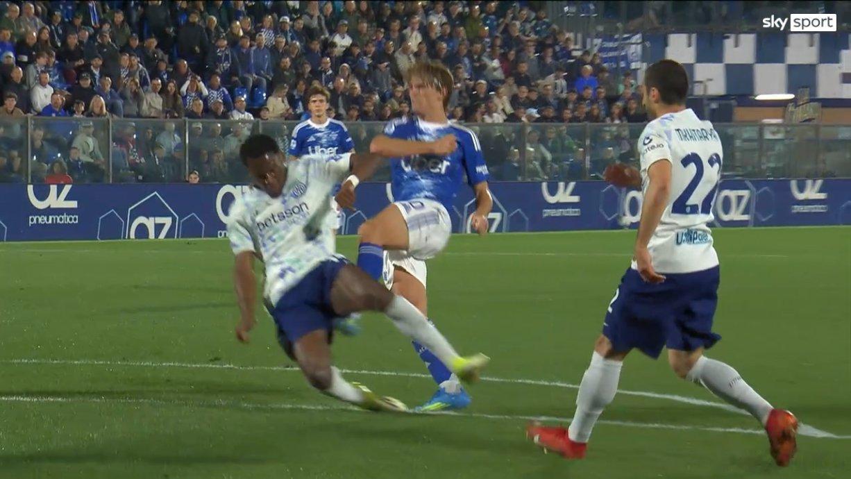 评论员卡雷萨：我现在可以告诉你科莫获得的那个点球……我不知道……但是有时候我真