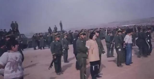 早年执行死刑的时候，经常会看到十几个帽子叔叔站成一排，这是怎么回事？难道害怕一枪