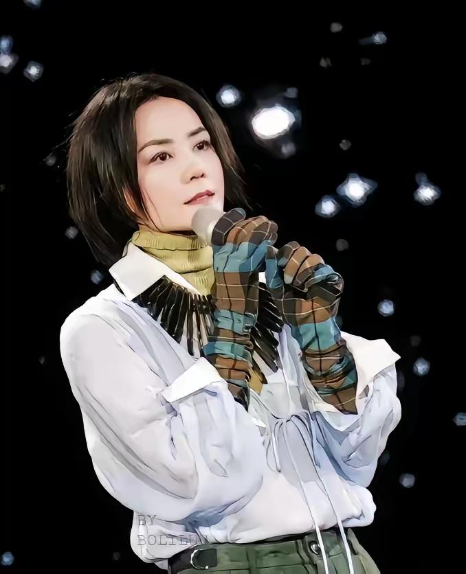 哇哦！今年春晚可有看头啦，网友晒出了王菲参加春节晚会彩排的最新造型，造型很美，很