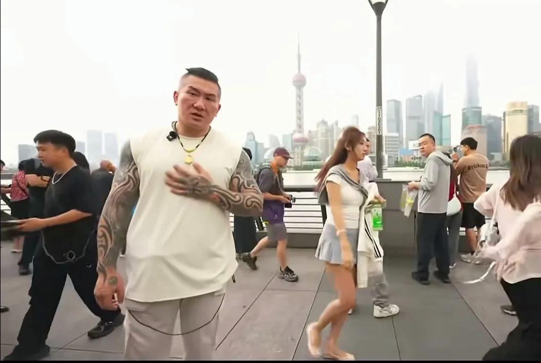 台湾省网红馆长跑到大陆来，引发一波热度。这老兄原先在岛内曾经一度配合民进党疯狂攻