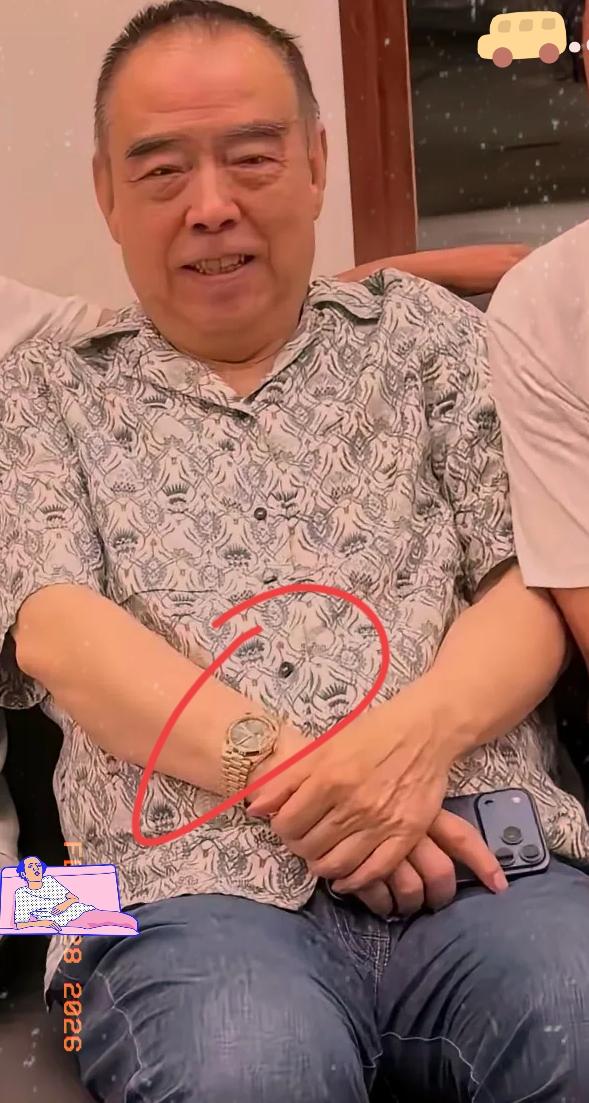 74岁陈凯歌的晚年幸福！谁能想到名导的日常，竟是在三亚看海陪老伴！陈