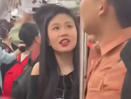 他是怎么好意思开口的？武汉一对年轻情侣在湖南旅游，在公交车上女孩对男孩说这几天玩