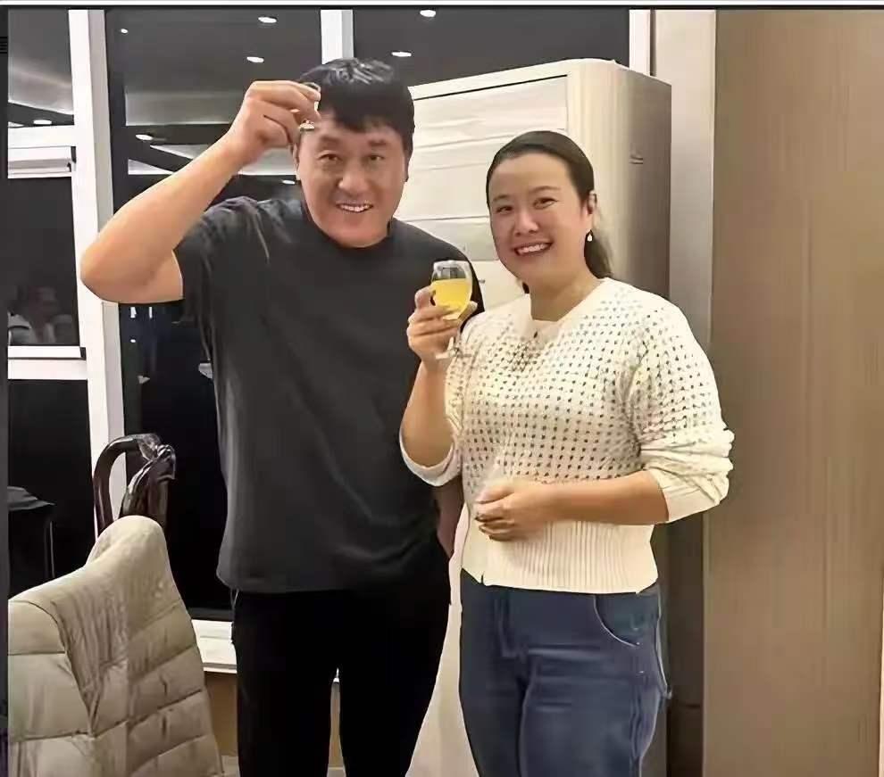 1997年，何冰遇到了多年未见的女同学李海洋，女同学说：“我都29了，嫁不出去了