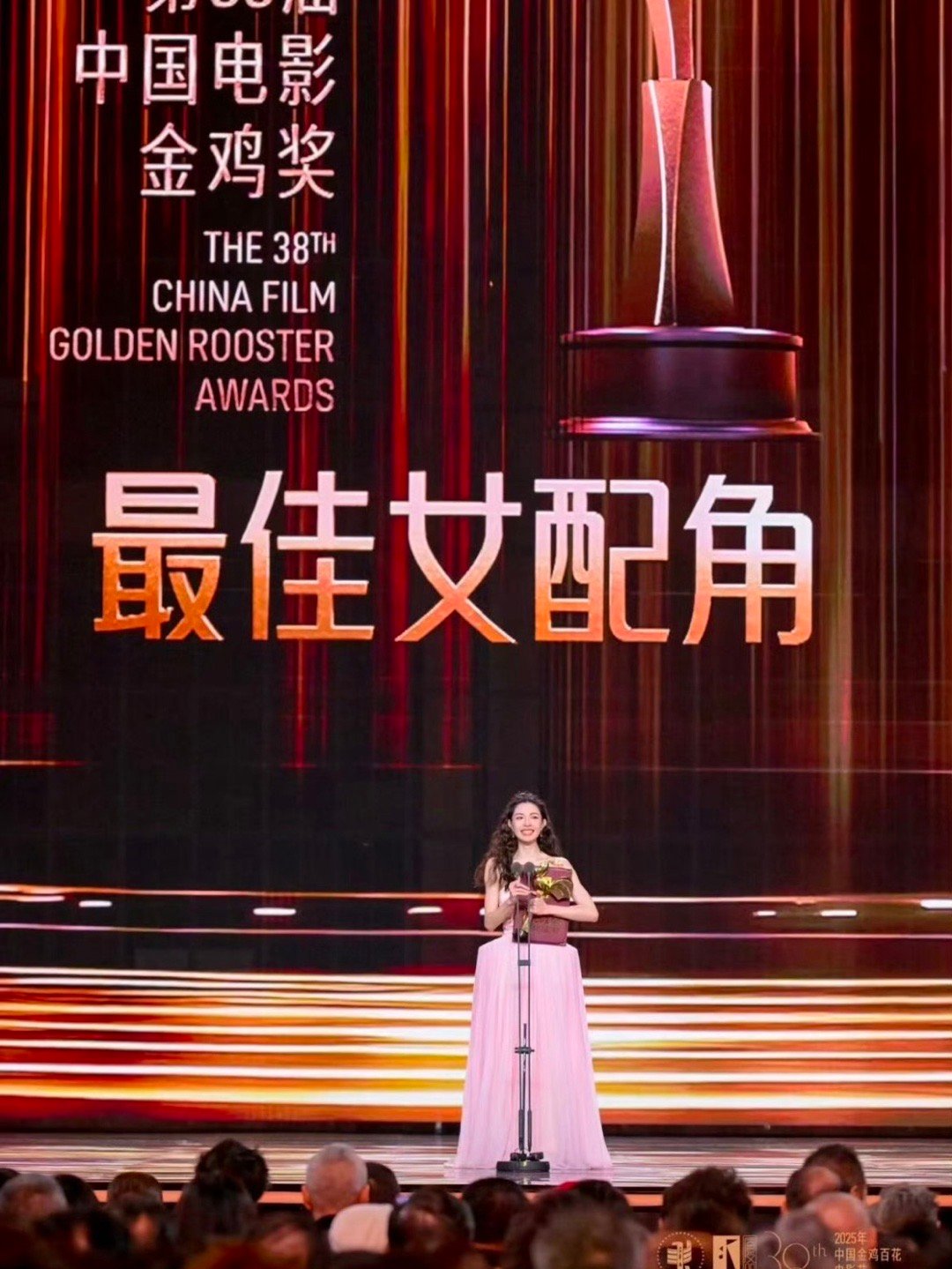 她原本以为自己得了金鸡奖最佳女配，有了奖项傍身，她的风评就会变好！拍照的时候众人