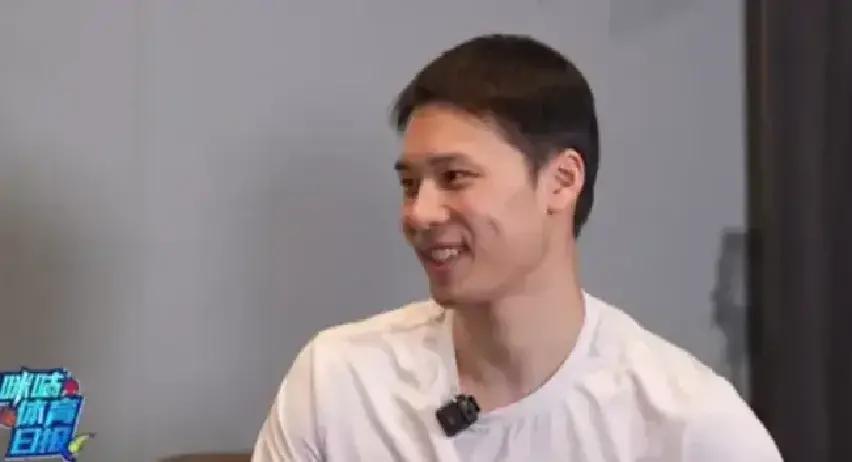 陈艾森接受采访谈到师妹婵宝忍不住的心疼。他说:“婵宝自己状态和压力她自己门清。我