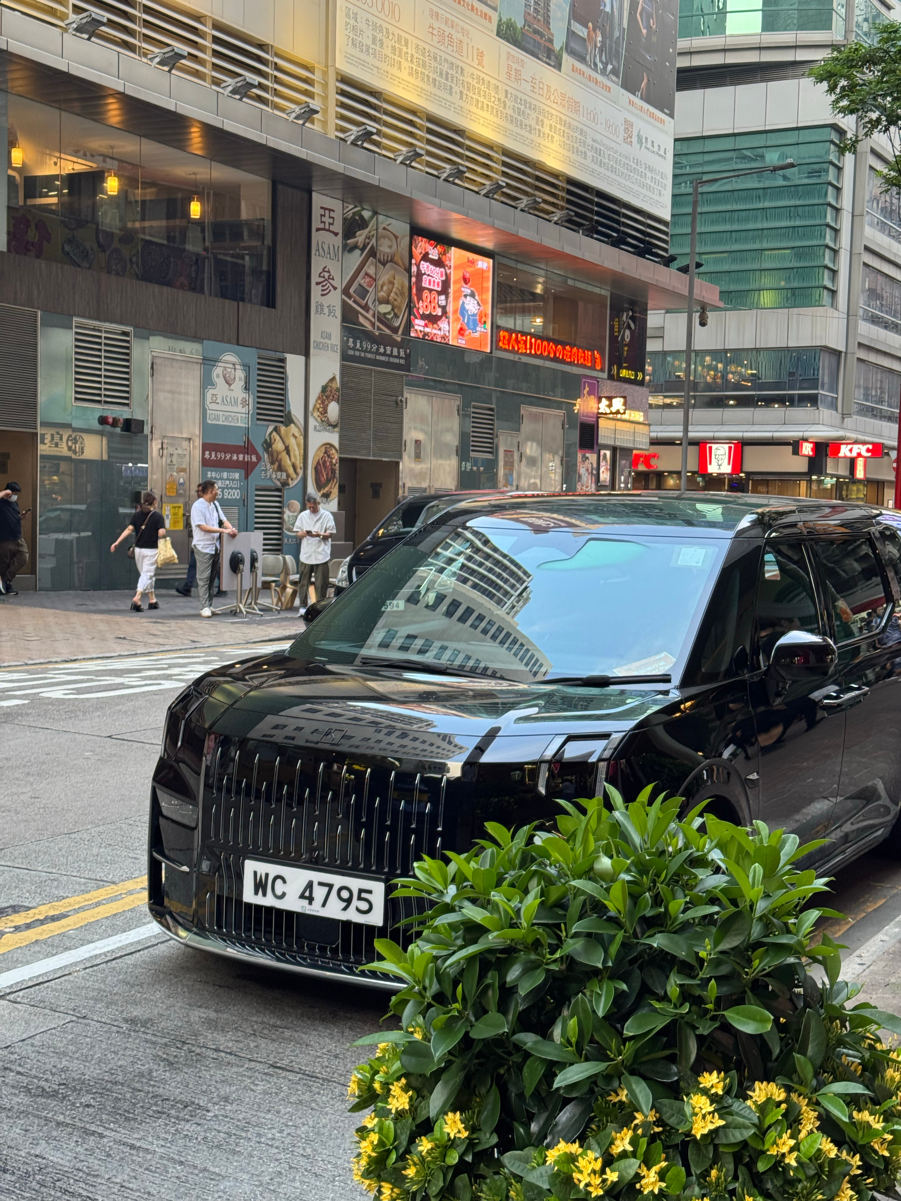 在香港一个路口，偶遇两辆极氪还别说挂上香港牌的极氪009更帅了我和汽车的