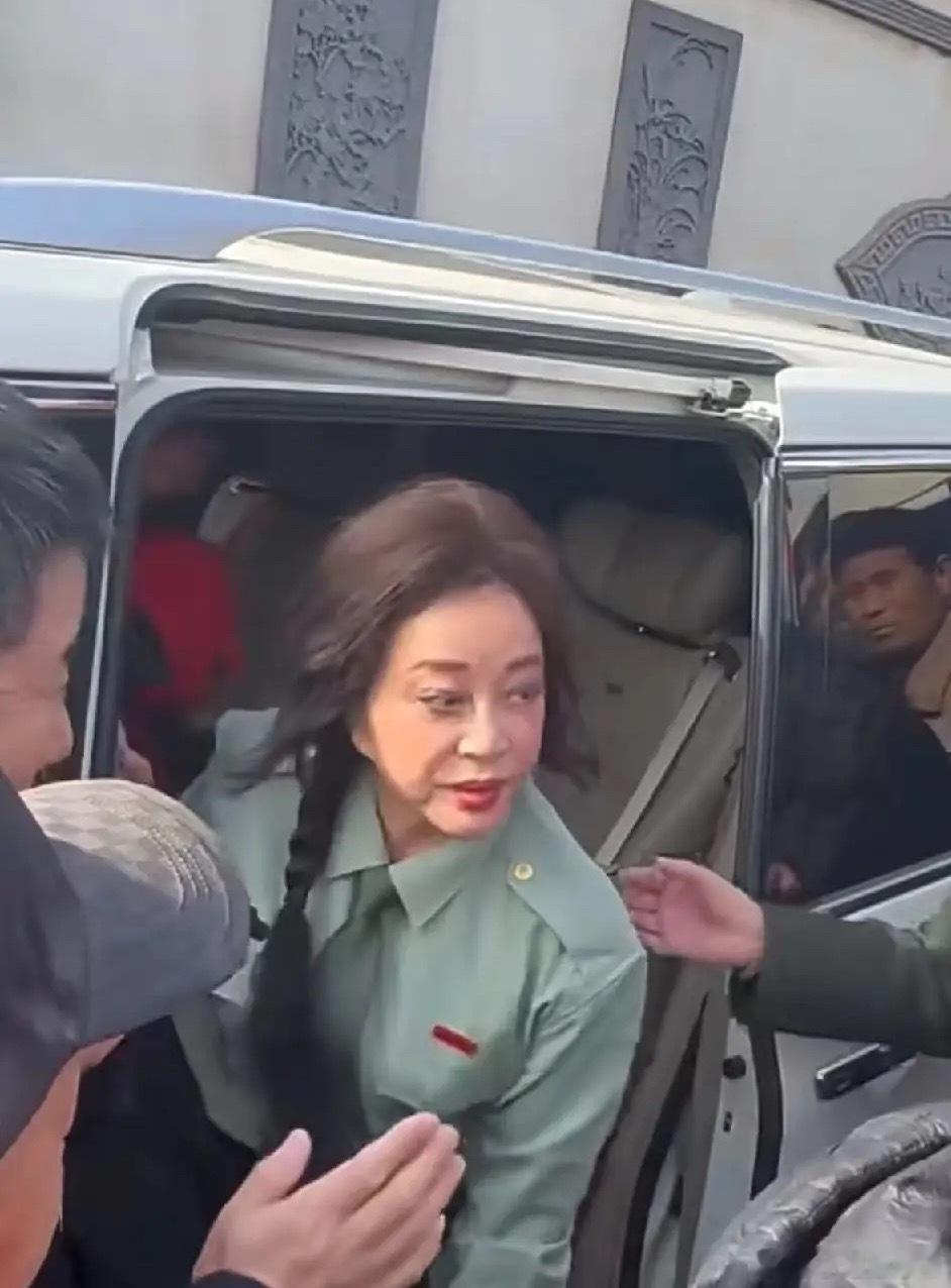 75岁的刘晓庆太吓人了，大过年的她出现村里出席活动，脸都不能近看，戴着假发乱七八