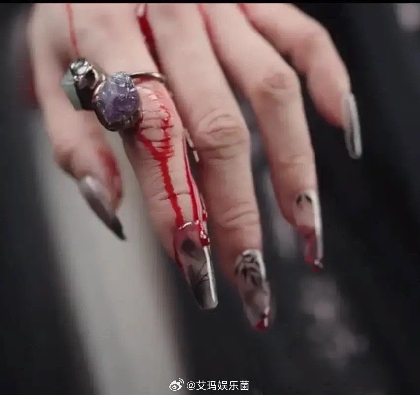 刘诗诗的手还挺有特色的哈哈哈​​​