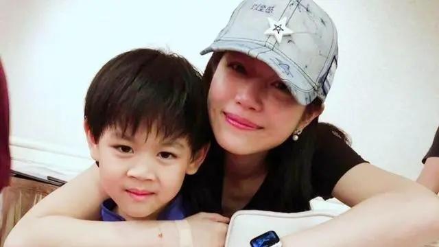 近日，有关陈妍希儿子转学台湾的传闻引发了广泛关注。2月25日，陈妍希方面迅速做出