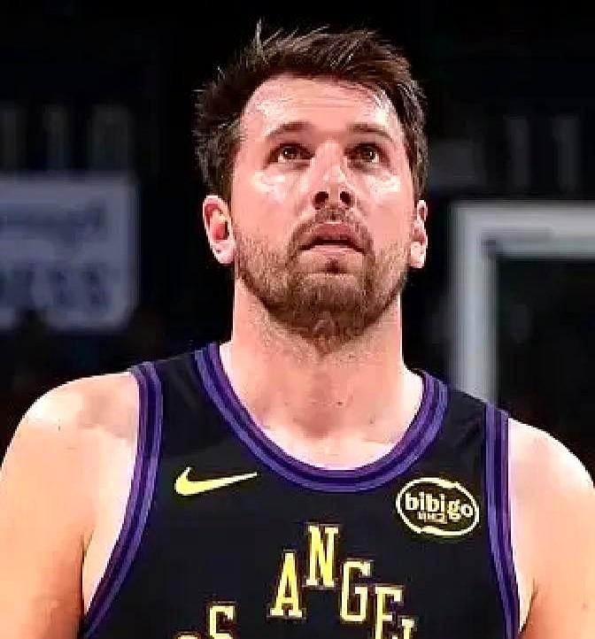 东契奇这得分王拿得真稳，就算最后五场全歇了，亚历山大也追不上。他这赛季场均轰