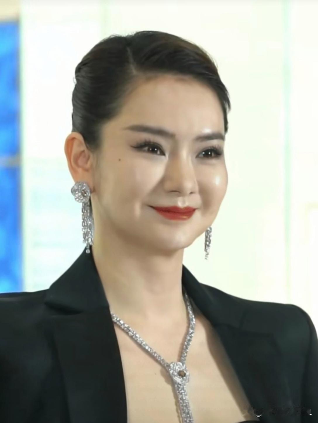 戚薇气场全开，又美又飒自带锋芒