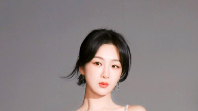 谁被美到了! 杨紫白裙大秀美背, 侧颜颜值太绝