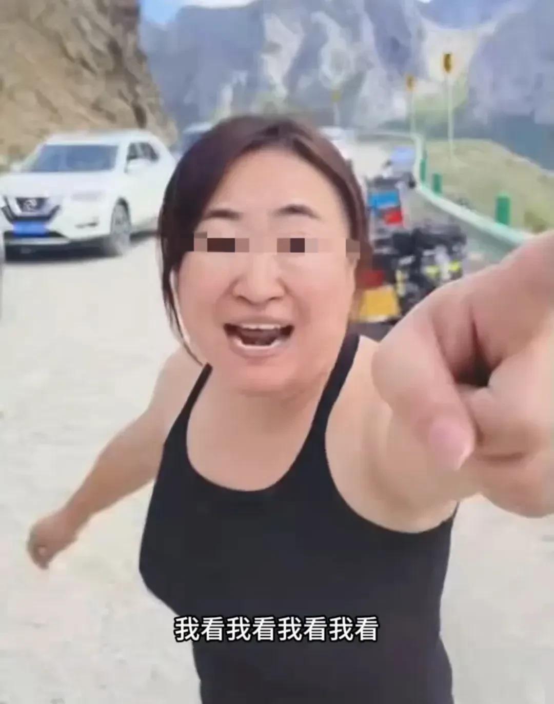 广西防城港的竟证让车的事态还未平息。山东济宁的奔驰逆行不但将骑行者逼到悬崖边缘