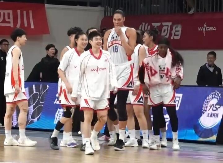 还是第一次见，没有国内女中锋参加的WCBA总决赛呀！这究竟是中国的联赛呢，还是外