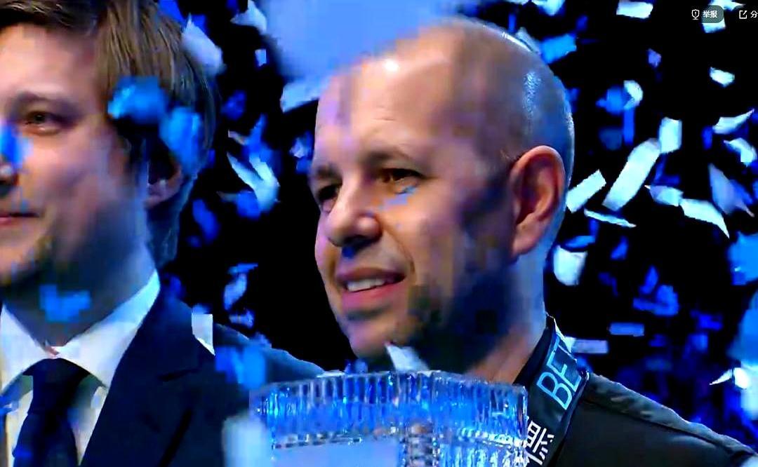 斯诺克球桌之下，全是中年人的狼狈账单。威尔士公开赛后台，一条奇妙的食物链正