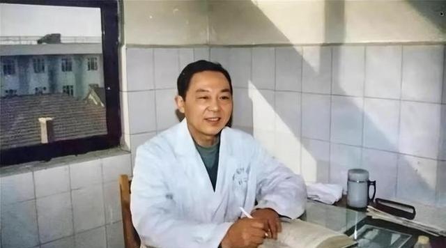 1970年，徐州一主任医生趁妻子不在，偷偷服用了4克毒性极强的曼陀罗花，所有人都