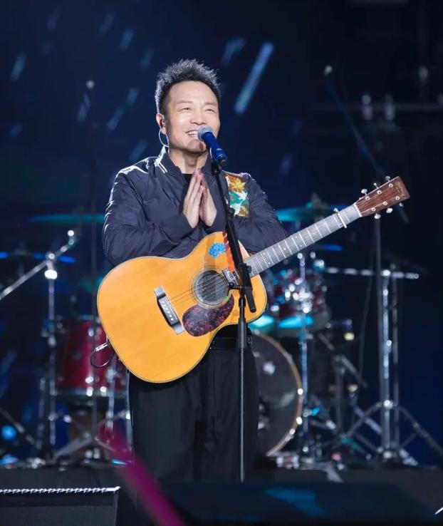 1995年，田震对许巍说：“我想买你一首歌，多少钱都行！”许巍却说：“我的歌你随