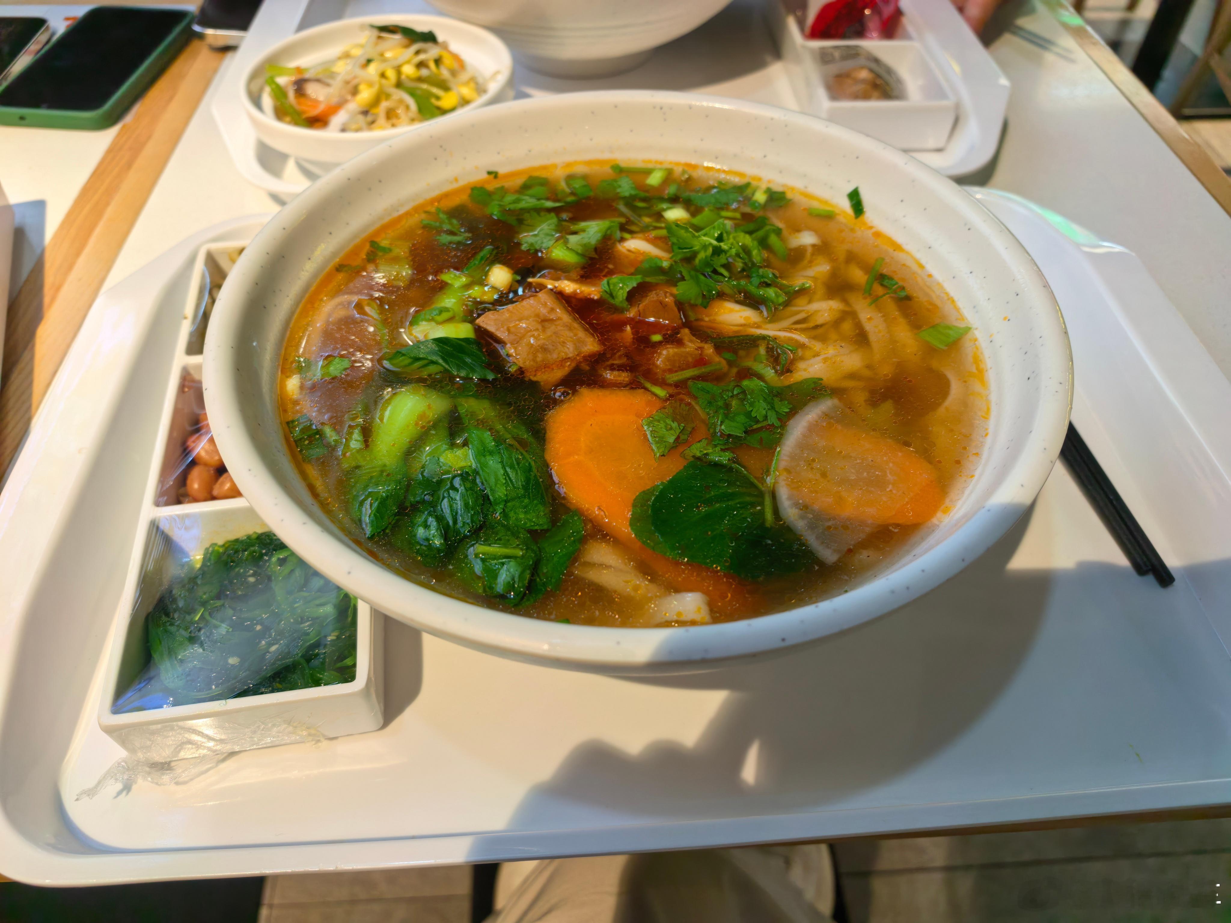 我本来想试一下牛肉面不要面但是首都机场这碗面，竟然要71块！！！😱只要牛肉