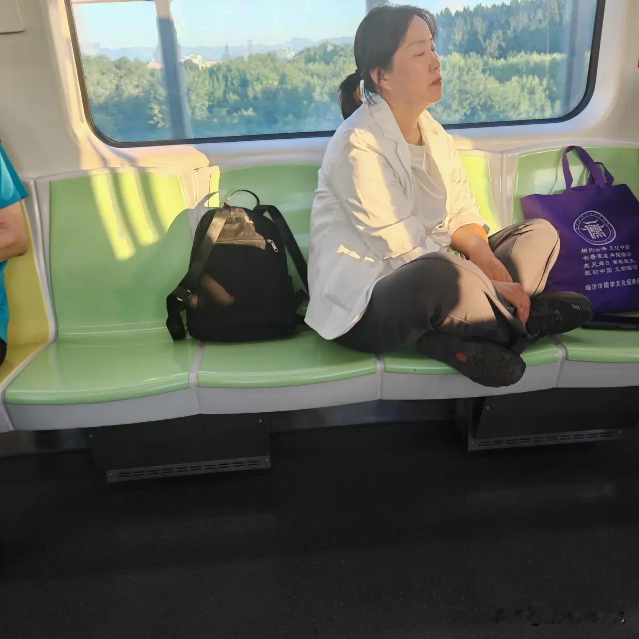 老天呐，她是怎么做到不脸红的啊！[捂脸哭][捂脸哭]