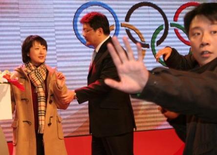 央视主持人张斌，正在主持央视体育频道更名为奥运频道的新闻发布会时，他的妻子胡紫薇
