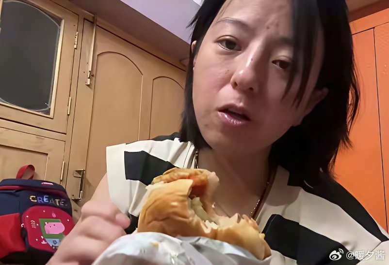 那个嫁印度的丹丹可真是“执着”啊。之前她就口碑崩塌，吹捧印度咖喱远超中餐，说中餐