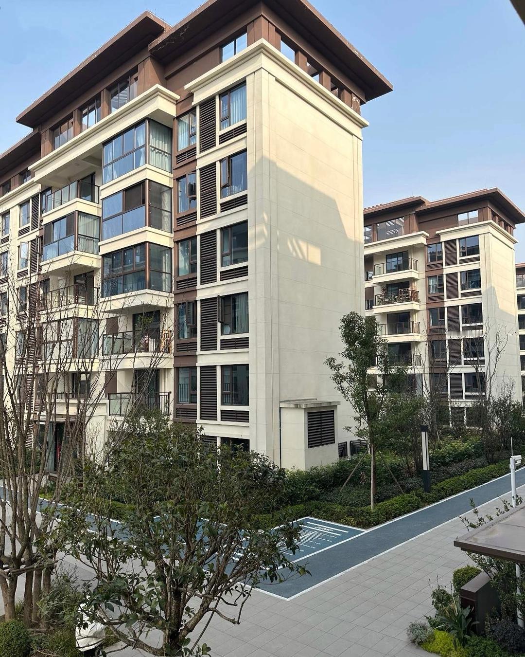 一个送外卖的朋友告诉我，他发现了一个奇怪的现象，那就是在很多普通的小区，一年四季