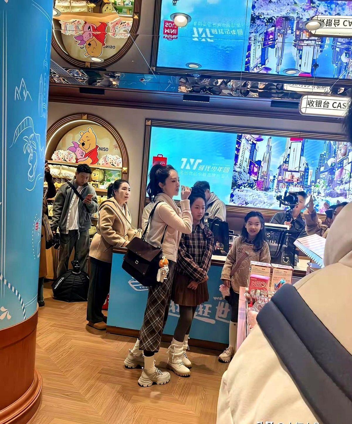 董璇带娃逛街，那场面可真不小。母女俩从店里出来，手上提溜着七个大袋子，装的全