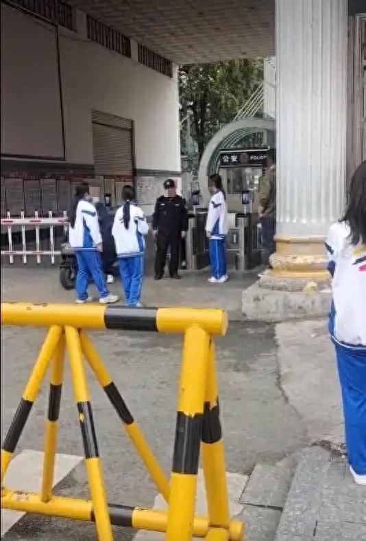 “必须严惩！”广西某中学门口三名女学生结伴入校，一名男性保安直接将她们拦下，不仅