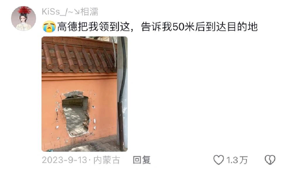 绕着空无一人的十字路口转了一圈