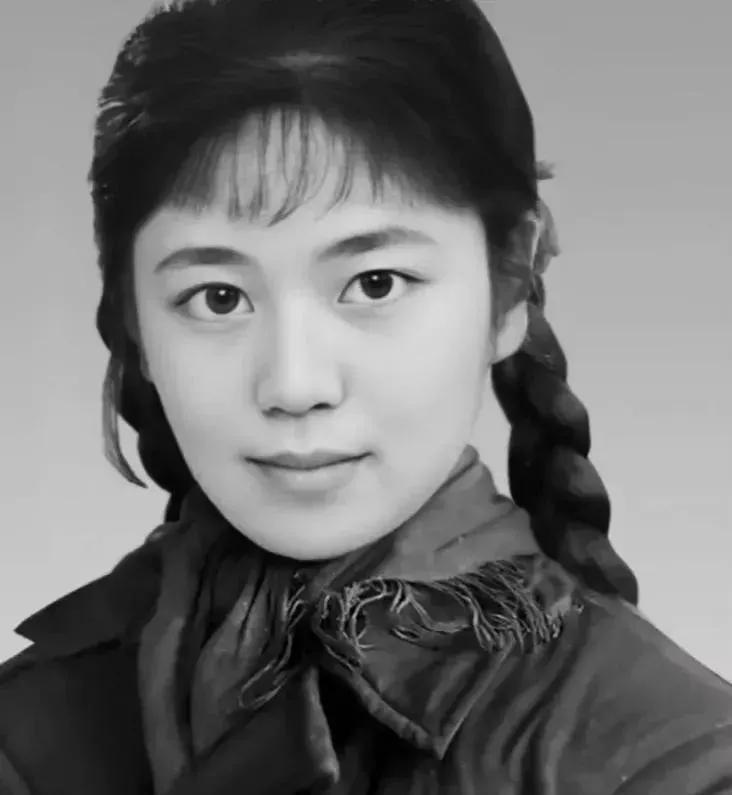 1977年，知青于文娟返城，恋人跟着列车狂奔，她抹着泪，大喊道：“别追了，我们不