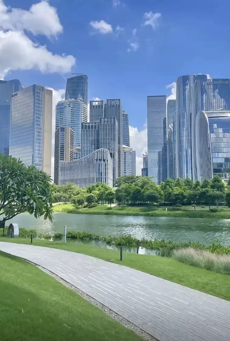 深圳的城建说第二，估计没有哪个城市敢说第一，连上海都比不了，下图这种城市质感估计